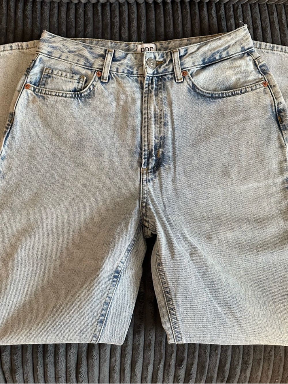 BDG Mom High Rise Light Blue Acid-Wash Jeans - Size 28 Petite - EUC - 80s Vibes